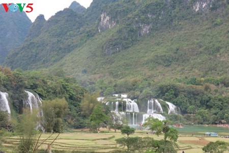 Ban Gioc Waterfall - the largest natural waterfall in Southeast Asia - ảnh 1